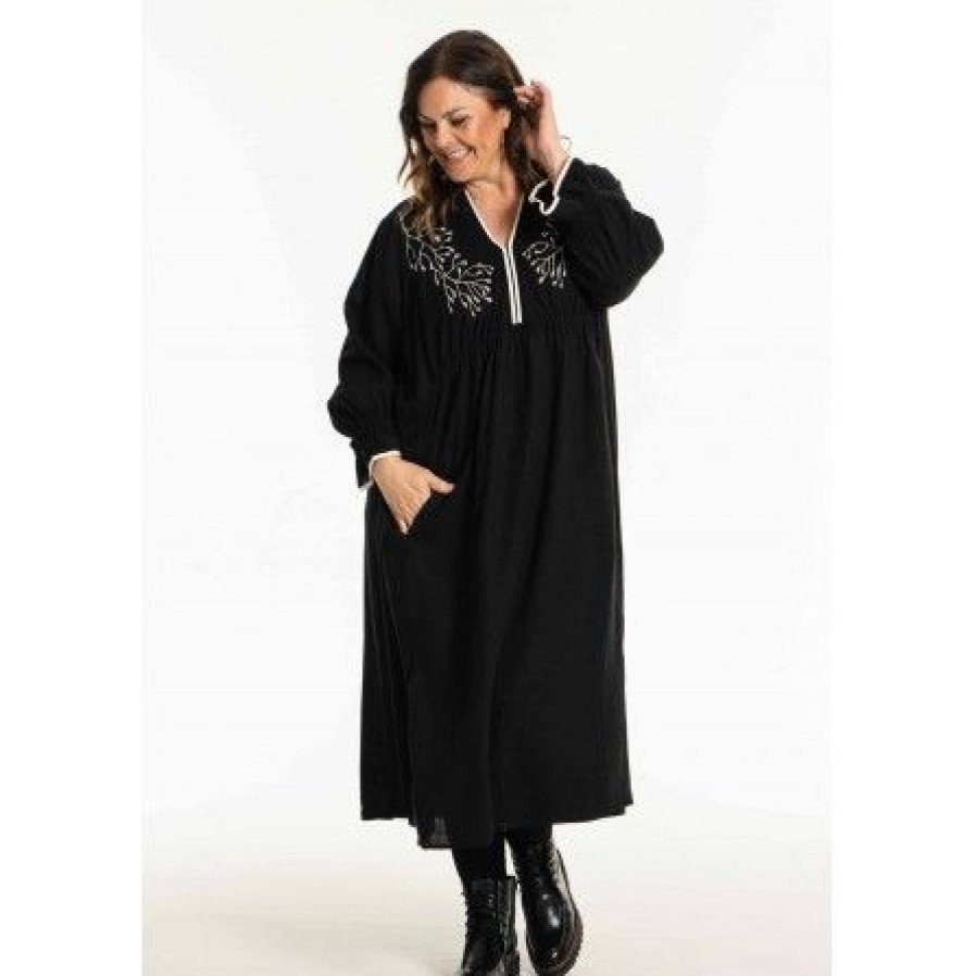 Plus Size Gozzip | Gozzip Ganna-Lis Dress - Sort Kjole Med Broderi G241011 Black